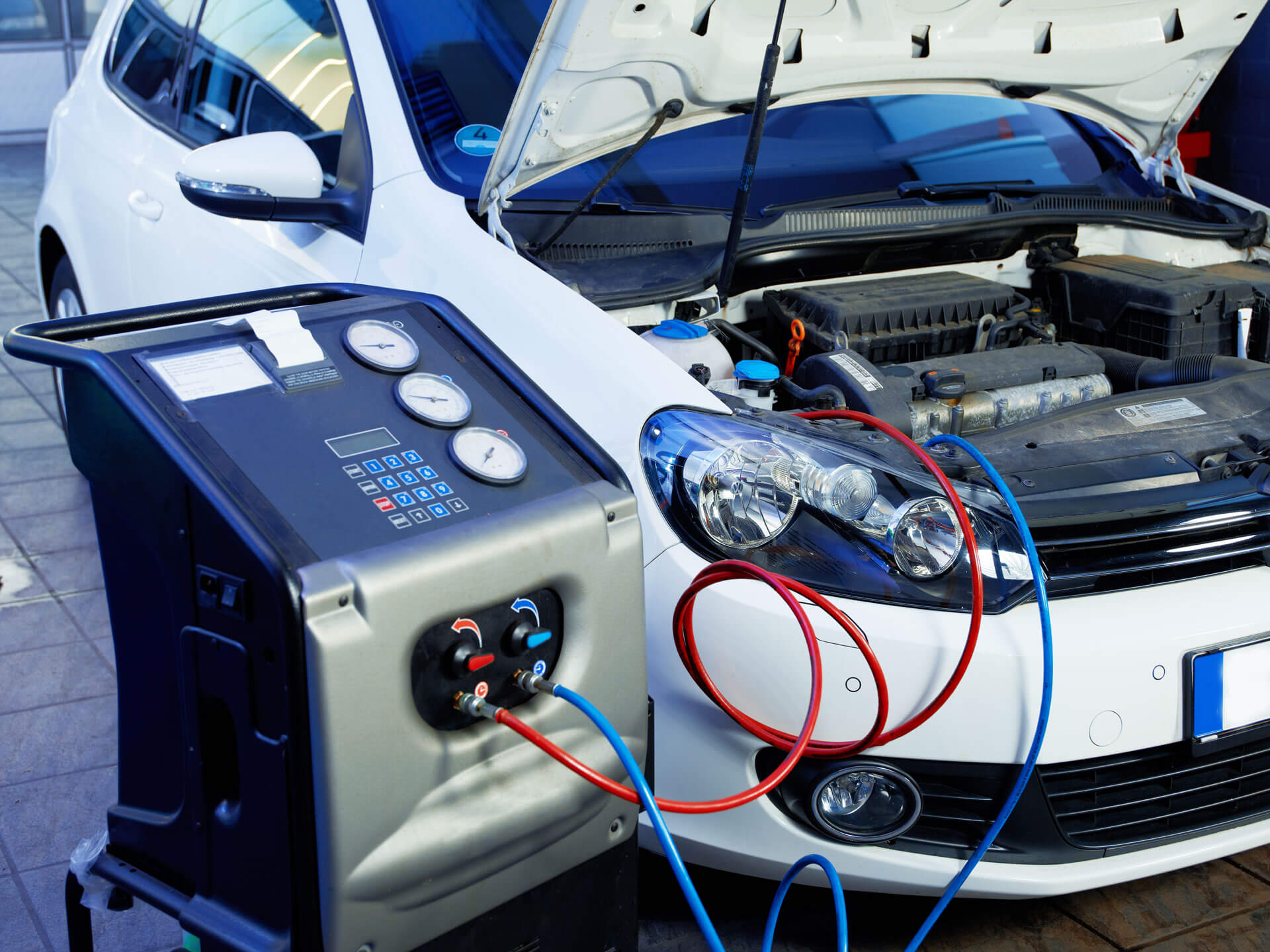 Service der Klimaanlage in einer KFZ-Werkstatt